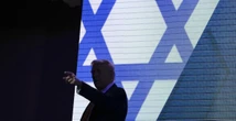 Perché Trump si è allontanato da NetanyahuC'entrano i molti soldi che possono offrirgli i paesi del Golfo e le discussioni sul cessate il fuoco a Gaza