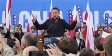 In Polonia anche il principale candidato progressista si è spostato a destraRafał Trzaskowski, favorito per le presidenziali di domenica, sta provando a piacere a un elettorato non suo, facendo una scommessa