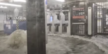 pochi secondi faI video della metro di New York allagataA causa delle piogge intense di lunedì sera, che hanno causato disagi in varie zone del nord-est degli Stati Uniti e almeno due morti