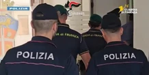 pochi secondi faDal porto di Gioia Tauro continua a passare moltissima cocainaL'ennesima grossa operazione ha portato agli arresti di decine di persone impegnate nel traffico internazionale di sostanze stupefacenti 
