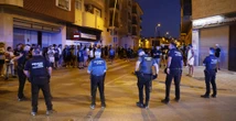 4 minuti faCome sono iniziate le violenze xenofobe a Torre PachecoIl País ha trovato le chat con cui i violenti si sono organizzati per fare la «caccia» agli immigrati nella cittadina a sud-est della Spagna