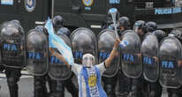 La strana alleanza tra pensionati e ultras di calcio in ArgentinaSi è vista mercoledì durante una manifestazione di fronte al parlamento: c'entra una lunga tradizione di sinistra dei gruppi ultras di Buenos Aires