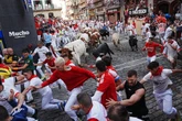 1 minuto faLe corse dei tori di Pamplona dopo HemingwayUn secolo fa 1926 uscì “Fiesta”, il romanzo che raccontava gli encierros e la festa di San Fermín, appena cominciata