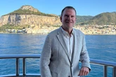 3 ore faLa vacanza diplomatica dell’ambasciatore statunitense in ItaliaTilman Fertitta sta facendo un tour delle coste italiane (la chiama “coastal diplomacy”) col suo enorme yacht, su cui di fatto vive