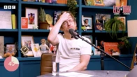 2 ore faIl conduttore radiofonico che dimostra che in Galles ci si conosce un po’ tuttiOgni settimana il gallese Elis James ha 60 secondi per trovare una conoscenza in comune con un ascoltatore: spesso ci riesce