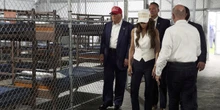 3 minuti faIl carcere in Florida costruito in mezzo a una palude piena di alligatoriÈ stato chiamato "Alligator Alcatraz" e serve a detenere gli immigrati irregolari: ai Repubblicani piace così tanto che ci hanno fatto tazze e magliette
