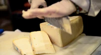 4 minuti faI supermercati buttano via davvero un sacco di ciboAnche se perfettamente commestibile, e succede a tutte le catene nonostante gli sforzi per donarlo o venderlo a prezzo scontato