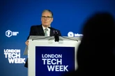 1 minuto faIl governo britannico ha chiesto alle aziende tecnologiche di inibire le foto di persone nude sugli smartphone dei minorenni