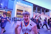 3 minuti faUn’altra memorabile serata al Madison Square GardenIl palazzetto di New York torna a ospitare le finali di NBA per la prima volta dopo 27 anni, e per l'occasione ci sarà pure Donald Trump