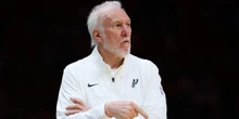 Gregg Popovich non sarà più l’allenatore dei San Antonio SpursDopo 29 anni e 5 titoli NBA vinti diventerà il presidente della squadra di basket texana, per cui è qualcosa di simile a ciò che Alex Ferguson rappresenta per il Manchester United