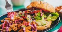 Sembra carne, ma è jackfruitÈ un frutto tropicale che può pesare anche 40 chili, e per la sua versatilità viene usato sempre più spesso nelle alternative vegetariane e vegane