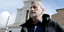 Gianni Alemanno si lamenta del sovraffollamento delle carceri, da dentroL'ex sindaco di Roma, attualmente detenuto nel carcere di Rebibbia, ne ha parlato in una lettera indirizzata al ministro della Giustizia Carlo Nordio