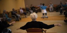 Molte residenze per anziani stanno ostacolando l’ingresso dei malati di AlzheimerÈ la conseguenza di una complicata contesa giudiziaria dovuta a una legge non chiara, e il parlamento non interviene