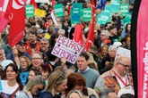 2 minuti faA Belfast c’è stata una grande manifestazione antirazzista, in risposta alle violente proteste degli scorsi giorni