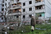 pochi secondi faUn nuovo massiccio attacco russo contro l’UcrainaAlmeno dieci persone sono morte in diverse città tra cui Kiev, dove si cercano persone sotto le macerie di un palazzo crollato