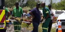 Ci sono ancora centinaia di persone intrappolate nella miniera abusiva a Stilfontein, in SudafricaTre giorni fa le autorità hanno iniziato le operazioni di soccorso, dopo che per mesi avevano bloccato l'arrivo di cibo e acqua