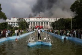 2 minuti faLe foto e i video delle violente proteste in NepalI manifestanti hanno incendiato edifici governativi, redazioni di giornali e abitazioni di politici, in una situazione ancora molto caotica