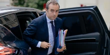 3 minuti faSébastien Lecornu è stato nominato nuovo primo ministro franceseHa 39 anni ed è l'attuale ministro della Difesa: sostituirà François Bayrou, che era stato sfiduciato lunedì