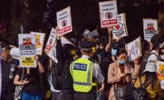 pochi secondi faIl governo britannico ha un problema con la Cina, anzi dueL'opposizione lo accusa di essere troppo arrendevole sul progetto di una nuova, enorme ambasciata a Londra e su un presunto caso di spionaggio