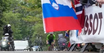 pochi secondi faIl ciclista sloveno Tadej Pogačar ha vinto il Giro di Lombardia per la quinta volta consecutiva