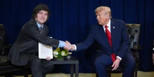 4 minuti faQuando Milei è in difficoltà, Trump rispondeIl presidente statunitense ha promesso aiuti finanziari per sostenere il suo alleato argentino: non succede tanto spesso