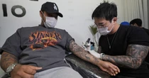 2 minuti faLa legge per legalizzare migliaia di tatuatori in Corea del SudFinora soltanto i medici sono autorizzati a fare tatuaggi, e tutti gli altri rischiano multe e problemi