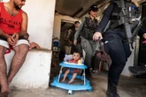 1 minuto faIn Cisgiordania i coloni stanno cercando di prendersi tuttoAbbiamo assistito a una loro incursione in una casa palestinese: sono sempre più frequenti, producono un effetto storico, e le autorità israeliane stanno sempre dalla stessa parte