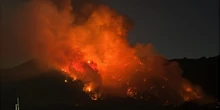 4 minuti faL’incendio sul Vesuvio è ancora in corsoLe operazioni per cercare di spegnerlo sono complicate dal vento e sul posto sono stati inviati mezzi aerei, di terra e anche l'esercito 