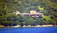1 minuto faVilla Certosa, la celebre casa di Silvio Berlusconi in Sardegna, sarà venduta alla famiglia reale del Qatar Al Thani