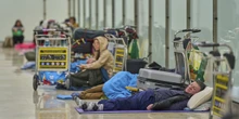 1 minuto faL’aeroporto di Madrid ha cacciato le persone senza casa che ci dormivanoErano centinaia, e molte non si sa dove siano andate