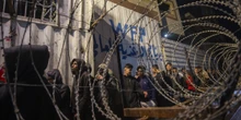 Nella Striscia di Gaza 77 camion dell’ONU carichi di farina sono stati assaltati da civili palestinesi alla disperata ricerca di cibo