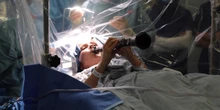 3 minuti faLe persone che suonano strumenti durante le operazioni al cervelloA volte è il modo più immediato per valutare l’efficacia di vari interventi su musicisti limitati da particolari malattie