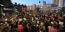 pochi secondi faLe foto della fiaccolata per Gaza a Genova, molto partecipataMigliaia di persone hanno sfilato per celebrare la partenza della Global Sumud Flotilla, che proverà a portare via mare cibo nella Striscia