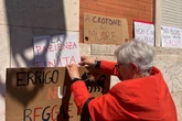 Sembra impossibile spostare i “veleni di Crotone” da CrotoneL'area industriale dismessa della città inquina il mare, i terreni e le falde acquifere, e i cittadini attendono da 25 anni che sia bonificata