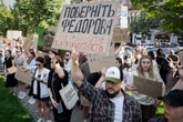 2 minuti faLe proteste in Ucraina contro la rimozione del ministro della DifesaMigliaia di persone hanno chiesto di reintegrare Mychajlo Fedorov, che in poco tempo ha cambiato il modo di combattere contro la Russia