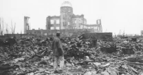 pochi secondi faLa storia di uno dei reportage più importanti di tutti i tempiNel 1946 il giornalista statunitense John Hersey raccontò per la prima volta le devastanti conseguenze della bomba atomica su Hiroshima
