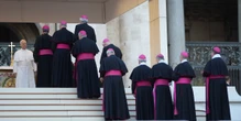 1 minuto faPapa Leone XIV alla fine ha fatto una cosaCon la sua prima decisione rilevante ha cambiato la gestione delle finanze vaticane, e forse ha dato un segnale su come sarà il suo pontificato