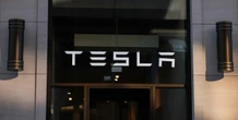 1 minuto faNel terzo trimestre del 2025 Tesla ha venduto più auto ma ha avuto meno utili perché ha abbassato i prezzi