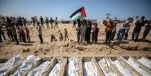 3 minuti faI molti problemi nell’identificare i corpi dei palestinesi riconsegnati da IsraeleFinora sono stati quasi 200, ma nella Striscia mancano le attrezzature necessarie e alcuni sono stati sepolti in fosse comuni