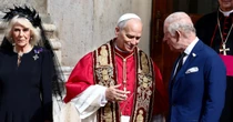 4 minuti faLe foto del papa e di re Carlo III che pregano insieme per la prima volta in 500 anniCioè da quando il re d'Inghilterra è capo di un'altra Chiesa, quella anglicana