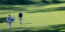 Dietro a un grande golfista c’è sempre un grande caddieCioè quello che gli porta le mazze, ma che in realtà fa molto di più: a volte quasi da psicologo