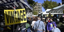 Comprare vestiti al mercato è diventato coolPer via della maggiore abitudine a comprare usato e della romanticizzazione che ne viene fatta sui social