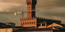 Dopo quasi 20 anni a Firenze si liberano della gru davanti agli UffiziEra lì dal 2006 per dei lavori di ampliamento del museo e ciclicamente al centro di polemiche: non mancherà a molti