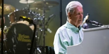 È morto Brian WilsonFu uno dei musicisti più influenti del rock dello scorso secolo, come solista e con i Beach Boys: aveva 82 anni