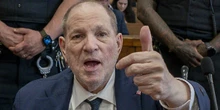 L’ex produttore cinematografico Harvey Weinstein è stato dichiarato colpevole per una violenza sessuale commessa nel 2006