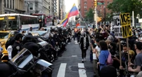 Le proteste contro Trump si stanno allargando, raccontato con le fotoDopo Los Angeles negli ultimi giorni ce ne sono state anche a New York, in Texas e nel resto del paese, con vari scontri tra manifestanti e forze dell'ordine