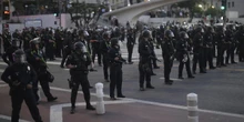 È stato imposto un coprifuoco sul centro di Los AngelesDopo cinque giorni di proteste contro le politiche migratorie di Donald Trump e la sua decisione di inviare due corpi dell'esercito in città
