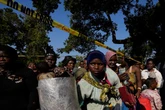 1 minuto faMigliaia di immigrati se ne stanno andando dal SudafricaAlla scadenza dell'ultimatum dato loro dai gruppi xenofobi, che hanno creato un clima di paura con proteste e intimidazioni