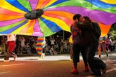 pochi secondi faLe più belle foto del Pride, in giro per il mondoUna carrellata di cortei, balli, baci, piume, unicorni e arcobaleni, oggi che è l'ultimo giorno di giugno