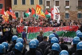 pochi secondi faLe proteste contro la partecipazione di Israele alla Biennale di VeneziaIl giorno prima dell'apertura dell'esposizione d'arte c'è stato un piccolo corteo e alcuni padiglioni sono stati chiusi